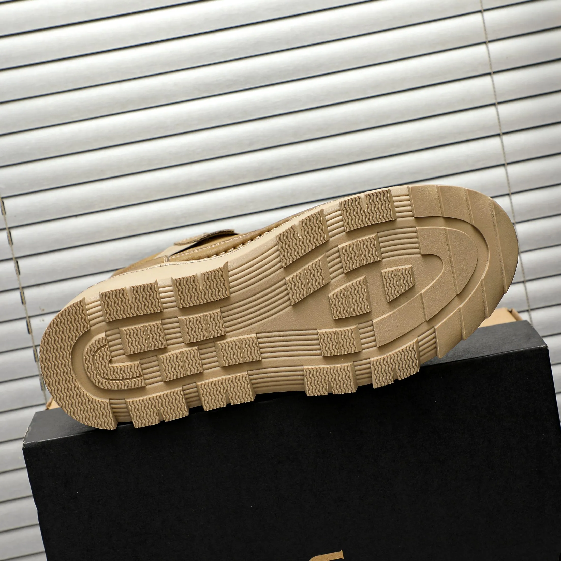 P620 Product trademark: "UGG" Gaobang men's shoes Regular size: 39-44 Product materials: Selected first-layer cowhide upper, wool lining, original outsole